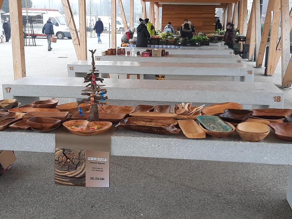 stojnica Ljubljana z lesenimi izdelki